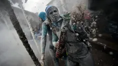 Peserta berpartisipasi dalam pertarungan tepung selama berlangsungnya Festival O Entroido di Laza, Spanyol, Senin (8/2). Festival yang berlangsung selama seminggu itu dianggap sebagai peristiwa sosial dan budaya utama di kota Laza. (REUTERS/ Miguel Vidal)