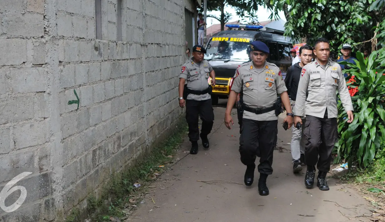 Sejumlah petugas kepolisian menyisir kontrakan tempat tinggal terduga teroris di Setu, Tangerang Selatan, Banten, Rabu (21/12). Tim Densus Anti Teror 88 berhasil melumpuhkan empat orang terduga teroris.(Liputan6.com/Helmi Affandi)