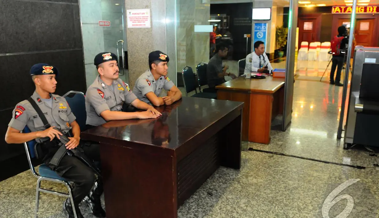 Meski status siaga 1 telah dicabut, sejumlah obyek vital di Ibukota tetap mendapat penjagaan dari aparat Kepolisian Daerah Metro Jaya, Jakarta, Rabu (23/7) (Liputan6.com/Andrian M Tunay)