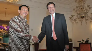 Gubernur DKI, Basuki T Purnama (kiri) bersalaman dengan duta besar Amerika Robert O. Blake, Jr, Jakarta, Senin (8/6/2015). Robert melaporkan gedung kedutaan amerika yang sedang di bangun di Jalan Medan Merdeka Selatan. (Liputan6.com/Herman Zakharia)