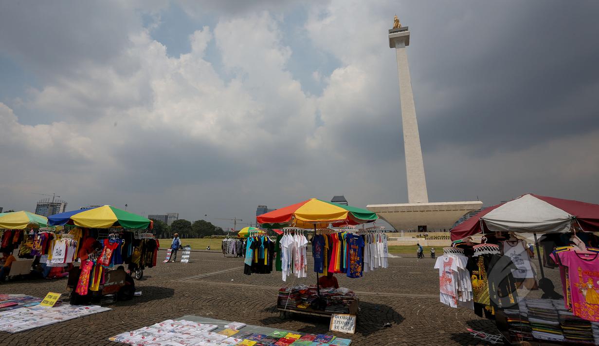 Suasana kawasan Monas saat libur Kenaikan Isa Almasih, Jakarta, Rabu (14/5/2015). Tampak sejumlah pedagang kaki lima menjajakan barang dagangannya di kawasan Monas. (Liputan6.com/Faizal Fanani)