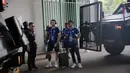 <p>Pemain Persib Bandung (dari kiri) Marc Klok, Frets Butuan dan Daisuke Sato saat tiba di Stadion Patriot Candrabhaga, Bekasi, dengan menggunakan mobil kendaraan taktis berjenis Barracuda, Sabtu (2/9/2023) jelang menghadapi Persija Jakarta pada laga pekan ke-11 BRI Liga 1 2023/2024. (Bola.com/Ikhwan Yanuar)</p>