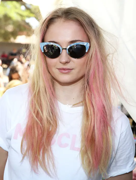 Sophie Turner mengecat rambutnya secara temprorer saat Coachella. (Jonathan Leibson/Getty Images/USMagazine)