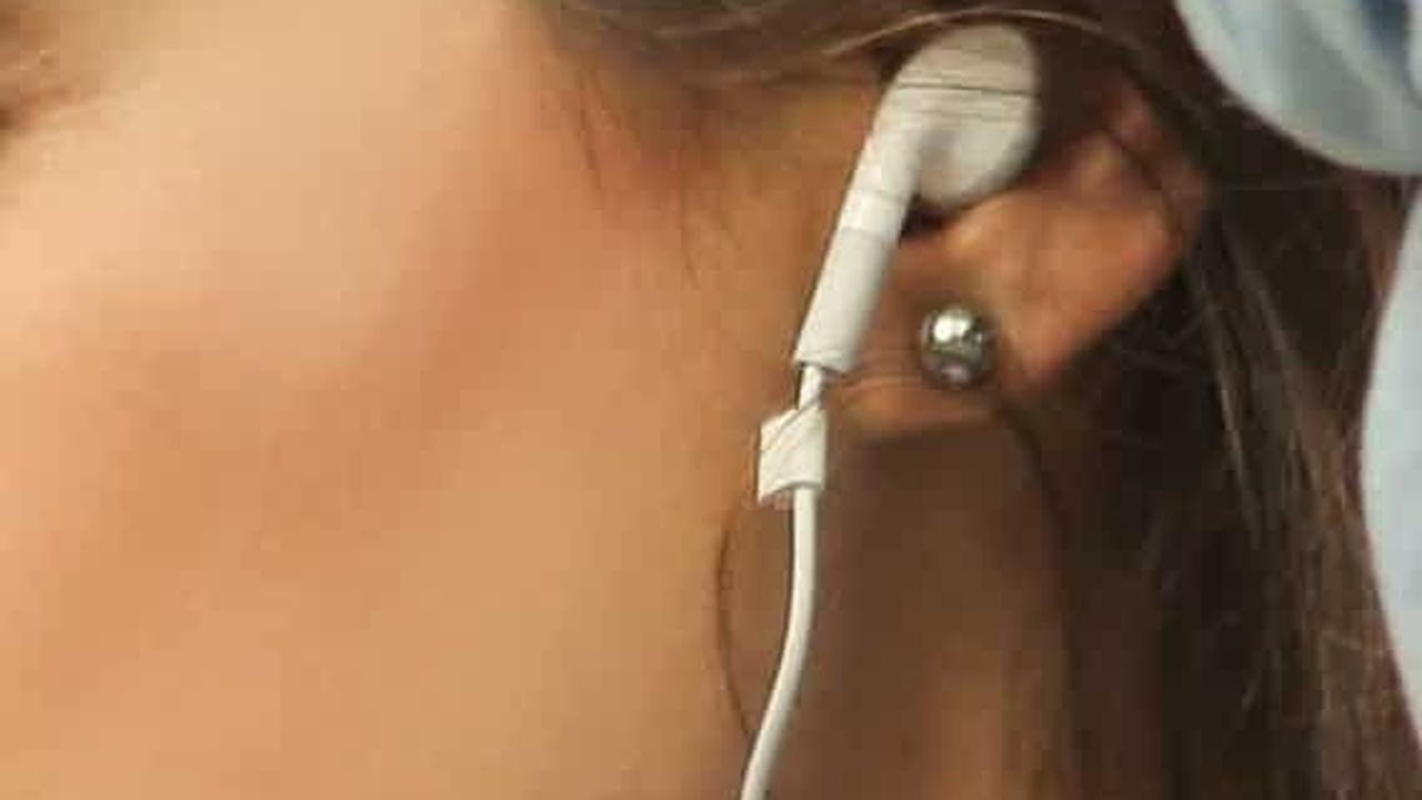 Dengarkan Musik dengan Earphone Setiap Malam Selama 2 Tahun, Telinga Perempuan ini Rusak Permanen