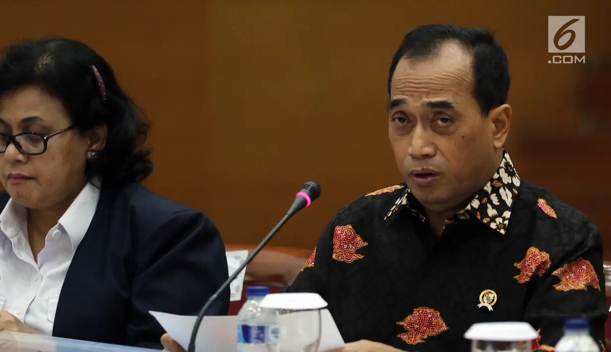 Menteri Perhubungan Budi Karya Sumadi memaparkan pencapaian kinerja akhir tahun 2018 Kementerian Perhubungan di Jakarta, Kamis (13/12). Sejumlah pencapaian tercatat seperti pembangunan bandara, pelabuhan dan stasiun. (Liputan6.com/Johan Tallo)