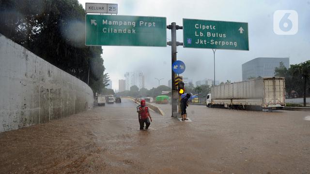 FOTO: Banjir Rendam Tol JORR di Kawasan TB Simatupang