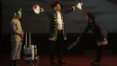 Cak Lontong dan sejumlah pemain tampil pada pertunjukan Indonesia Kita ke-25 dalam lakon berjudul Laskar Bayaran di Teater Jakarta, Taman Ismail Marzuki, Jakarta, Jumat (25/8). (Foto: Yose Riandi)
