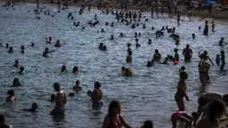 Lebih dari 10 wilayah Spanyol dalam siaga merah untuk hari kedua gelombang panas terbaru, dengan suhu mencapai 40 derajat Celcius. (AP Photo/Emilio Morenatti)