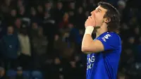 Bek Leicester, Caglar Soyuncu, tampak kecewa usai dikalahkan Manchester City pada laga Piala Liga di Stadion King Power, Leicester, Selasa (18/12). Leicester kalah adu penalti dari City. (AFP/Lindsey Parnaby)
