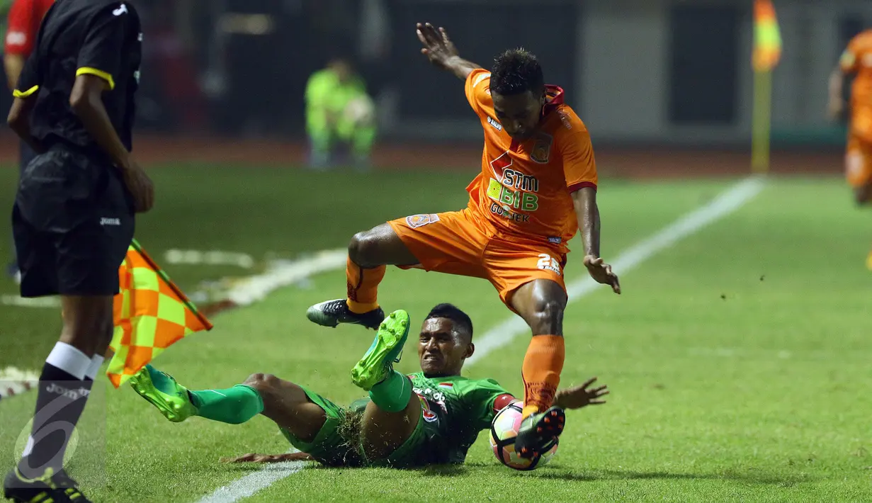 Gelandang Borneo FC, Terens Owang PP (atas) melompat menghindari tekel Abduh Lestaluhu (PS TNI) dalam laga lanjutan Liga 1 di Stadion Pakansari, Kab Bogor, Senin (17/4). Laga PS TNI melawan Borneo FC berakhir imbang 2-2. (Liputan6.com/Helmi Fithriansyah)