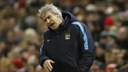  Pelatih Manchester City, Manuel Pellegrini tampak kecewa dengan performa anak asuhnya saat melawan Liverpool pada lanjutan Liga Inggris pekan ke-28 di Stadion Anfield, Liverpool, Kamis (3/3/2016) dini hari WIB. (Reuters/Lee Smith)