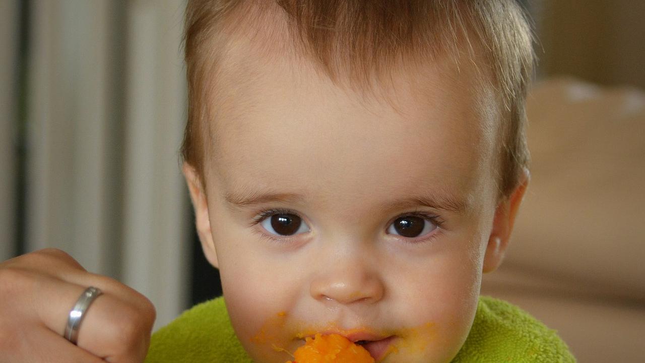 Cara Menghentikan Kebiasaan Anak Mengemut Makanan, Ketahui Penyebabnya