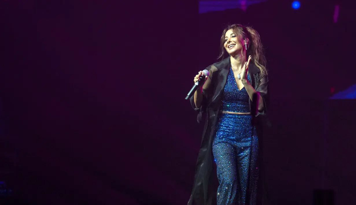 Bintang pop Lebanon Nancy Ajram bersama DJ sekaligus produser Amerika Serikat Marshmello (tidak dalam gambar) membawakan single mereka "Sah Sah" pada seri konser Gamers8 di Riyadh, Arab Saudi, 11 Agustus 2022. Gamers8 adalah musim permainan besar-besaran yang berlangsung dari 14 Juli hingga 8 September di kerajaan gurun. (Nasser al-HARBI/AFP)