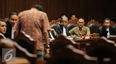 Wakil Ketua KPK non Aktif, Bambang Widjojanto (kedua kanan) menghadiri sidang Uji Materi UU KPK di Mahkamah Kontitusi, Jakarta, Selasa (23/6/2015). Sidang menghadirkan dua saksi ahli guna menguji materi UU No.30 Tahun 2002. (Liputan6.com/Faizal Fanani)