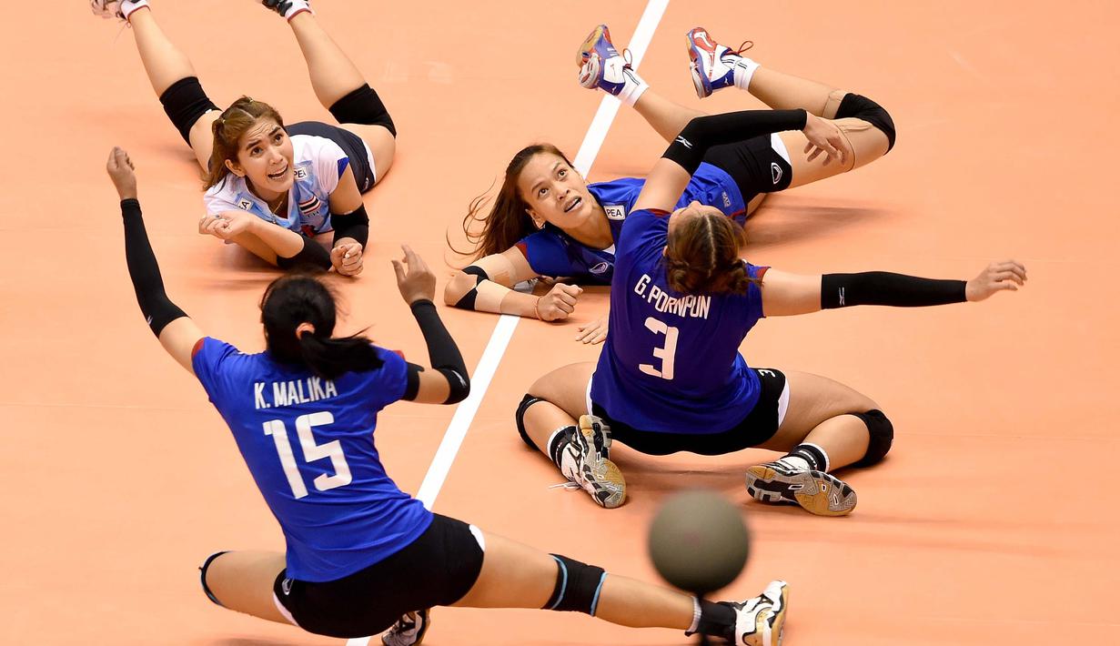 Para pevoli Thailand terlihat berebut bola saat melawan Korea Selatan pada babak final kualifikasi Voli putri untuk Olimpiade Rio de Janeiro 2016 di Tokyo, (21/5/2016). (AFP/Toru Yamanaka)