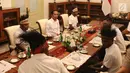 Presiden Joko Widodo (Jokowi) berbincang dengan pemenang lomba festival Gapura Cinta Negeri saat makan siang bersama di Istana Merdeka, Selasa (3/9/2019). Pemenang lomba yang diundang makan siang bersama Jokowi, yakni warga yang berasal dari Yapen dan Nduga, Papua. (Liputan6.com/Angga Yuniar)