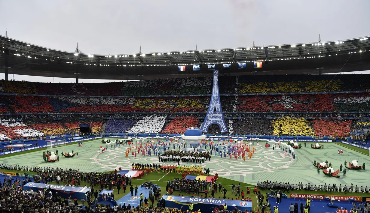 Tak hanya tarian, koreografi bendera peserta serta hiasan raksasa Menara Eiffel meramaikan pembukaan Piala Eropa 2016 jelang laga Prancis melawan Rumania di Stade de France, Prancis, Jumat (10/6/2016) atau Sabtu dini hari WIB. (AFP/Phillippe Lopez)