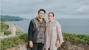 Hadiri pernikahan BCL-Tiko Aryawardhana, Chelsea Islan dan Rob Clinton kompak kenakan wastra. Chelsea padukan kebaya modern dan kain batik prada emas, sedangkan Clinton terlihat semi formal dengan kemeja batik [@chelseaislan]