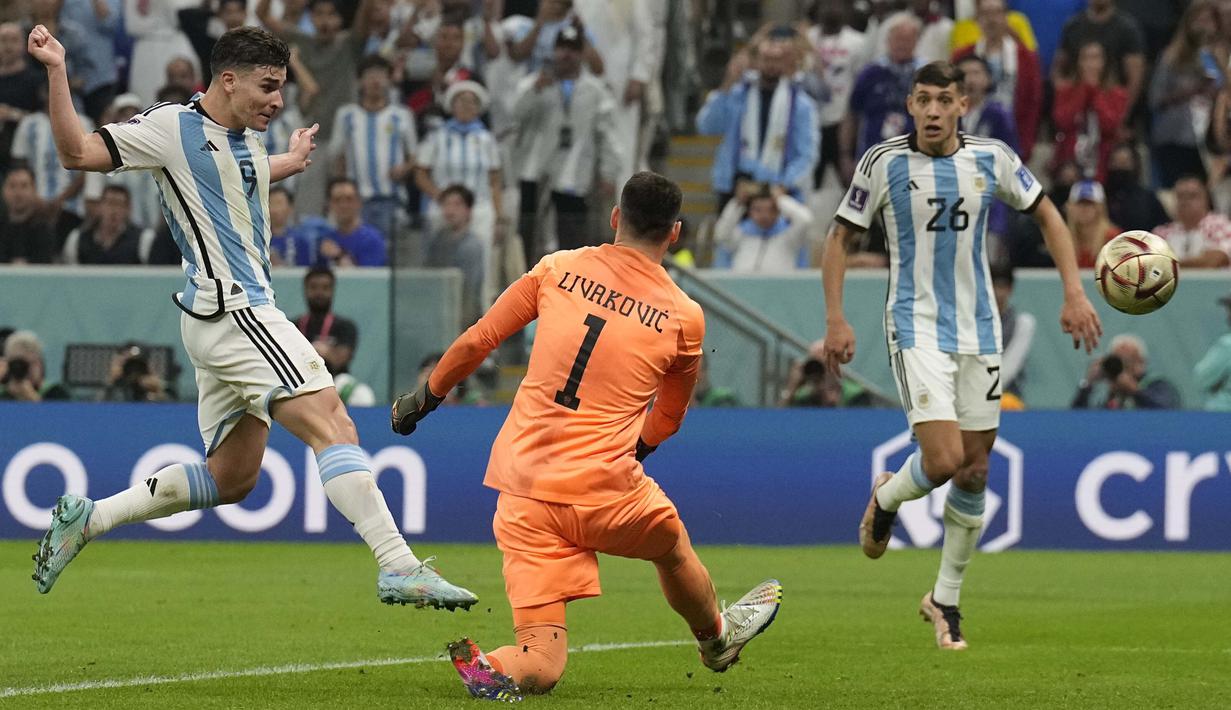 <p>Pemain Argentina, Julian Alvarez mencetak gol kedua timnya ke gawang Kroasia saat laga semifinal Piala Dunia 2022 yang berlangsung di Lusail Stadium, Qatar, Selasa (13/12/2022) waktu setempat. (AP Photo/Martin Meissner)</p>