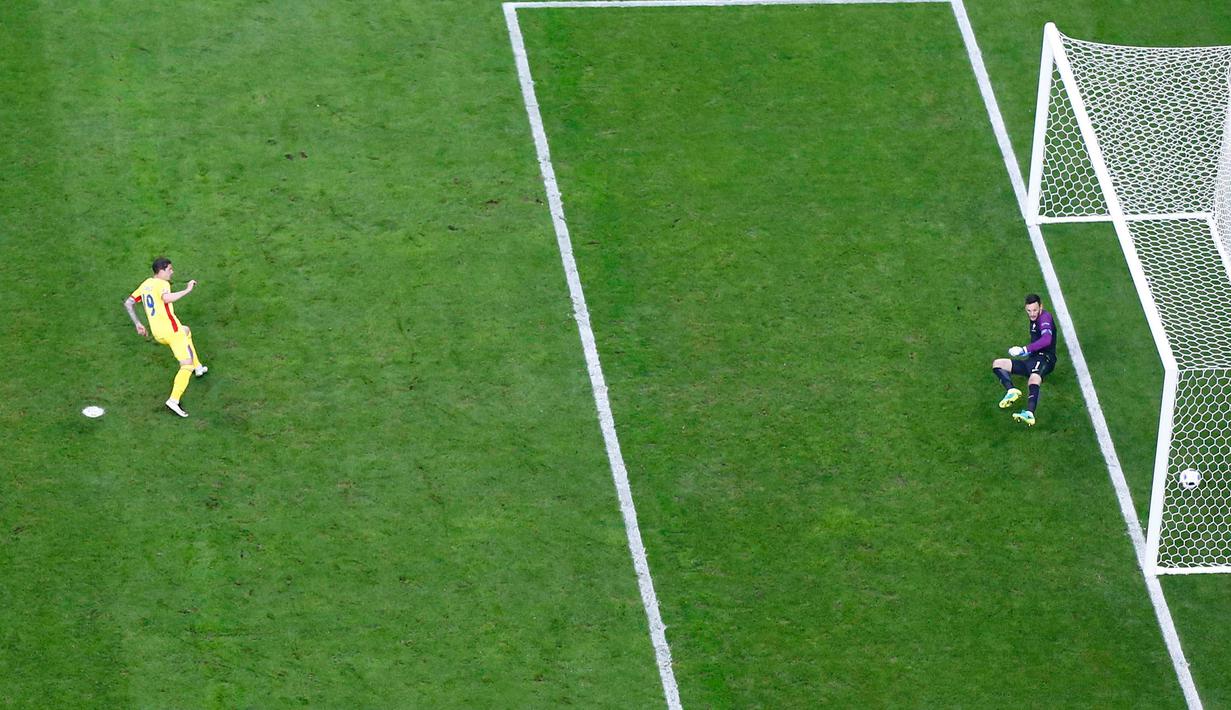 Rumania mendapat hadiah pinalti di menit ke 65 usai Evra melanggar Bogdan Stanciu saat laga Euro 2016 di Stade de France, Prancis (11/6). Prancis menang dengan skor 2-1. (Reuters/ Darren Staples)