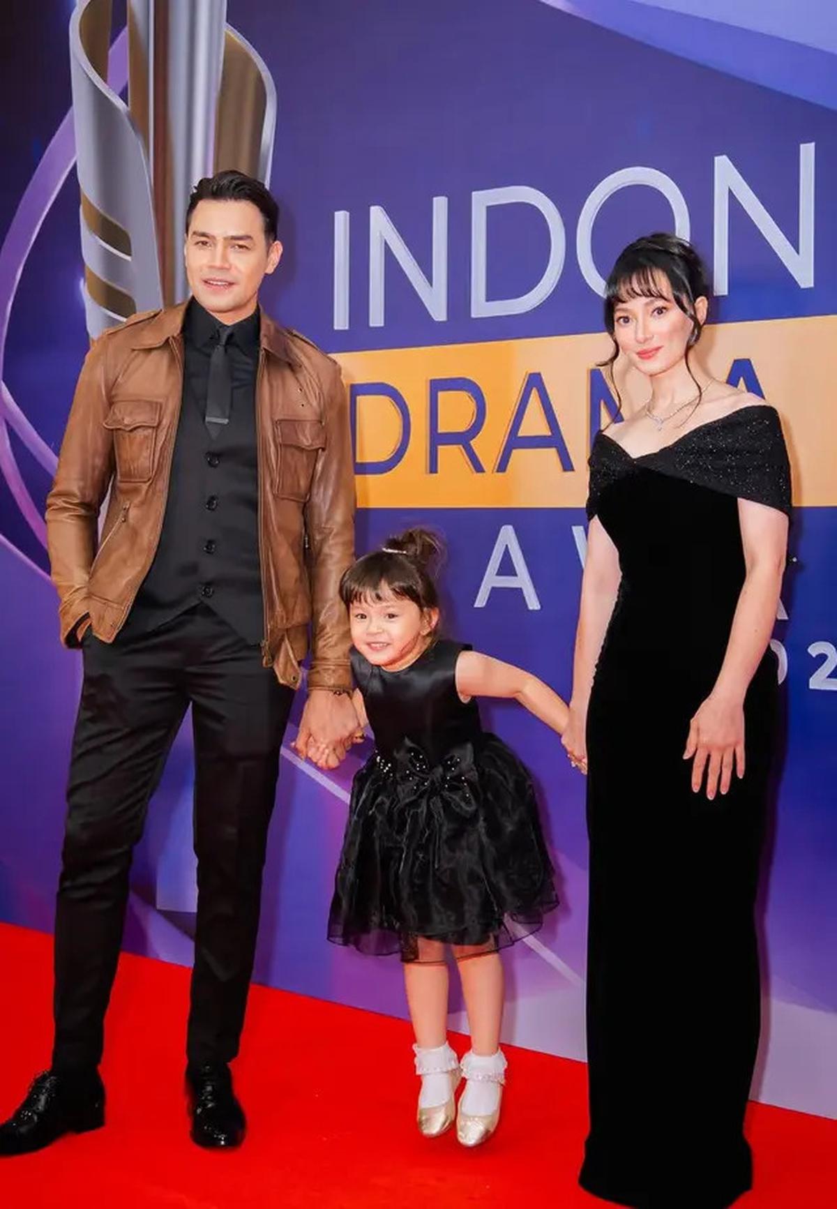 8 Adu Gaya Dress Artis dengan Tampilan Glamor saat Hadir di Acara Penghargaan Drama, Luna Maya, Yuki Kato, hingga Haico Van Der