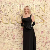 Tampil percaya diri tanpa makeup, alasan Pamela Anderson bikin haru. [@oscardelarenta].