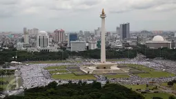 Massa demo 2 Desember memenuhi kawasan Monumen Nasional (Monas), Jakarta Pusat, Jumat (2/12). Aksi untuk menuntut ditangkapnya Gubernur DKI Jakarta nonaktif Basuki Tjahaja Purnama atas dugaan penistaan agama. (Liputan6.com/Ferbian Pradolo)