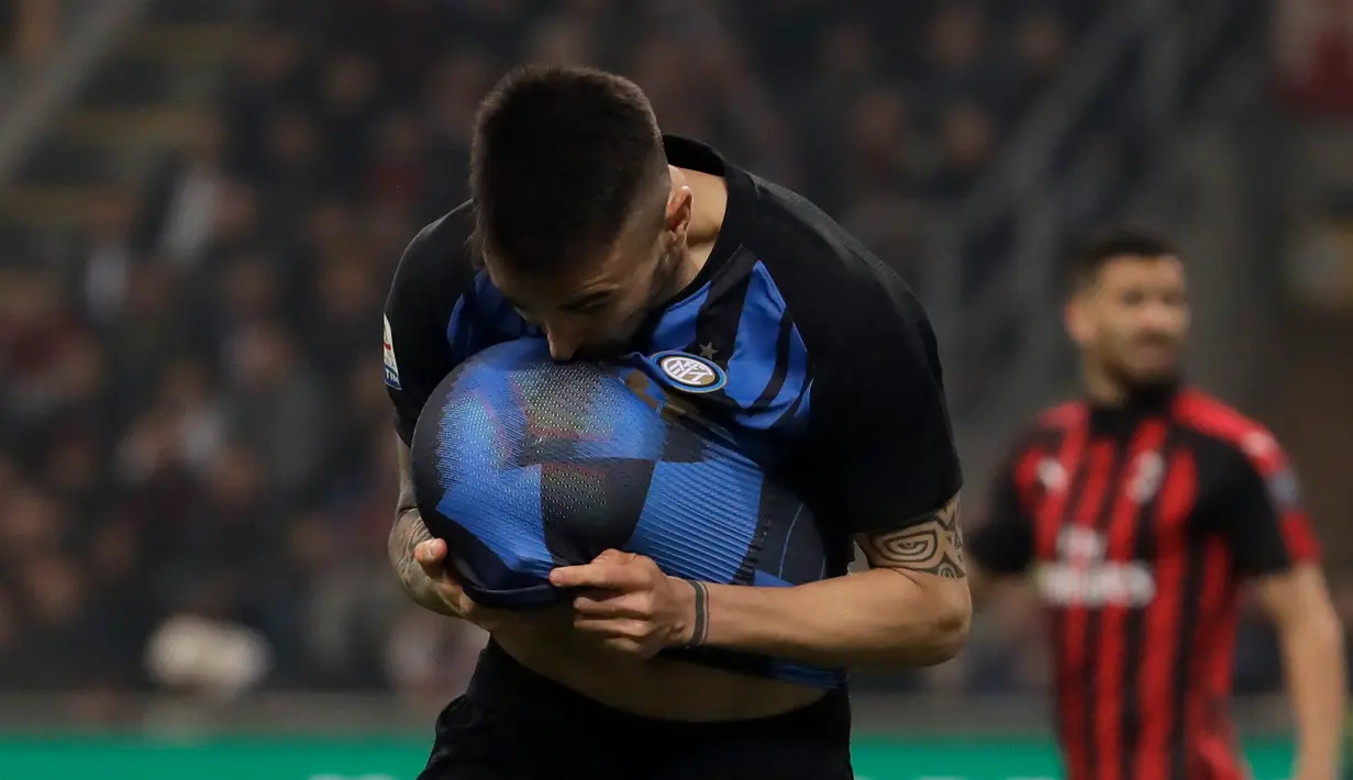 Pemain Inter Milan Matias Vecino memasukkan bola dalam bajunya usai mencetak gol ke gawang AC Milan dalam laga pekan 28 Liga Italia Serie A di Stadion San Siro, Milan, Minggu (17/3). Inter menang 3-2. (AP Photo/Luca Bruno)