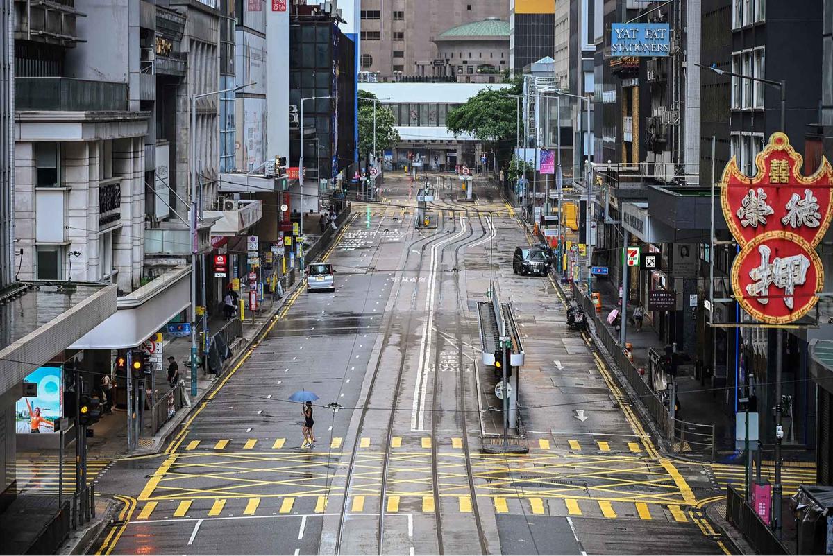 FOTO: Topan Wipha Lumpuhkan Hong Kong, Peringatan Tertinggi Diberlakukan