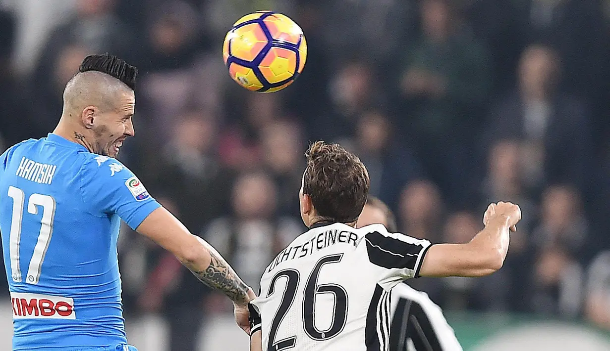 Duel pemain Juventus, Stephan Lichtsteiner (kanan) dan kapten Napoli, Marek Hamsik pada lanjutan Serie A di Juventus Stadium, Turin, Italy, (29/10/2016). (EPA/Alessandro Di Marco)
