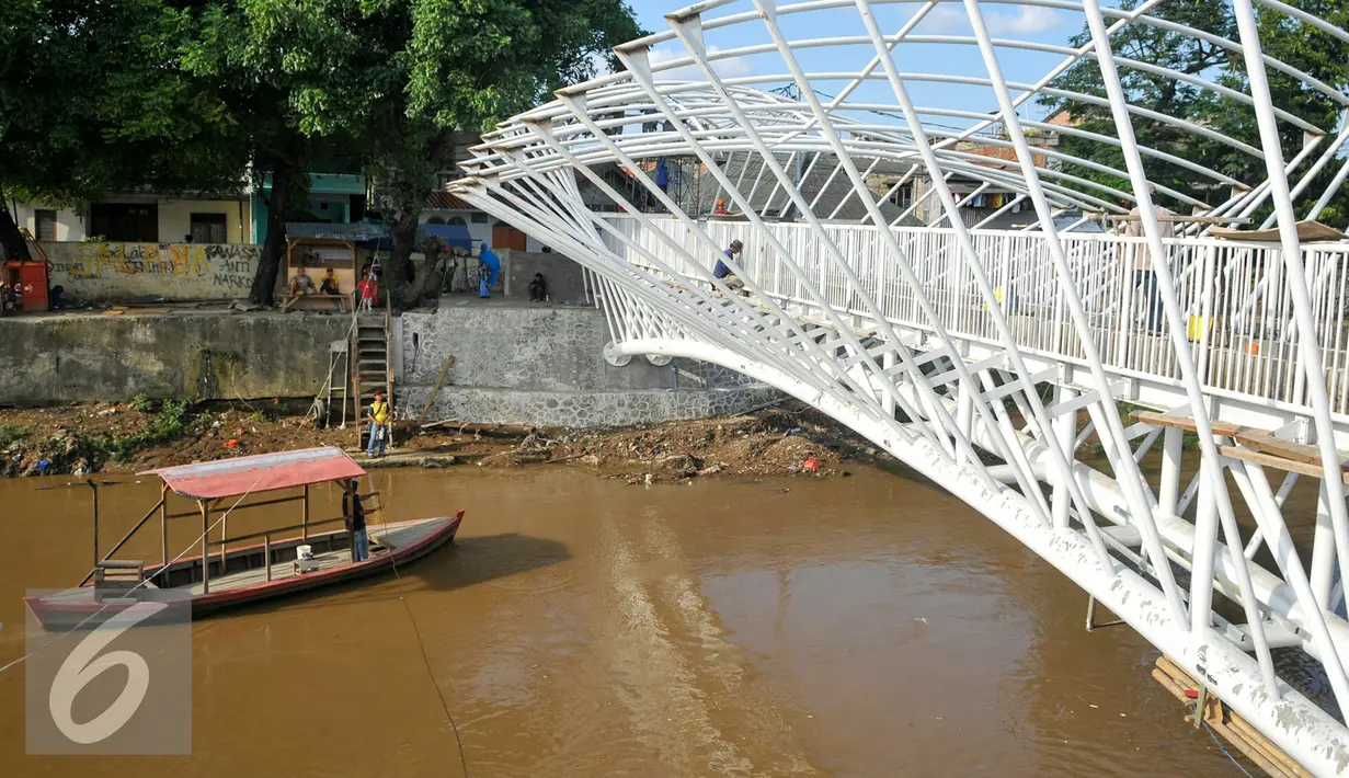 Perahu eretan yang ada sejak tahun 1965 ini harus tersingkirkan oleh pembangunan jembatan penyeberangan orang (JPO) di atas Sungai Ciliwung, Jakarta, Kamis (28/4/2016). (Liputan6.com/Yoppy Renato)