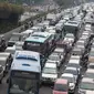 Kendaraan terjebak kemacetan di Simpang Matraman, Jakarta, Rabu (19/7). Dishub DKI akan melakukan uji coba rekayasa lalu lintas terkait pembangunan simpang tidak sebidang atau underpass di kawasan tersebut pada 20-27 Juli. (Liputan6.com/Immanuel Antonius)