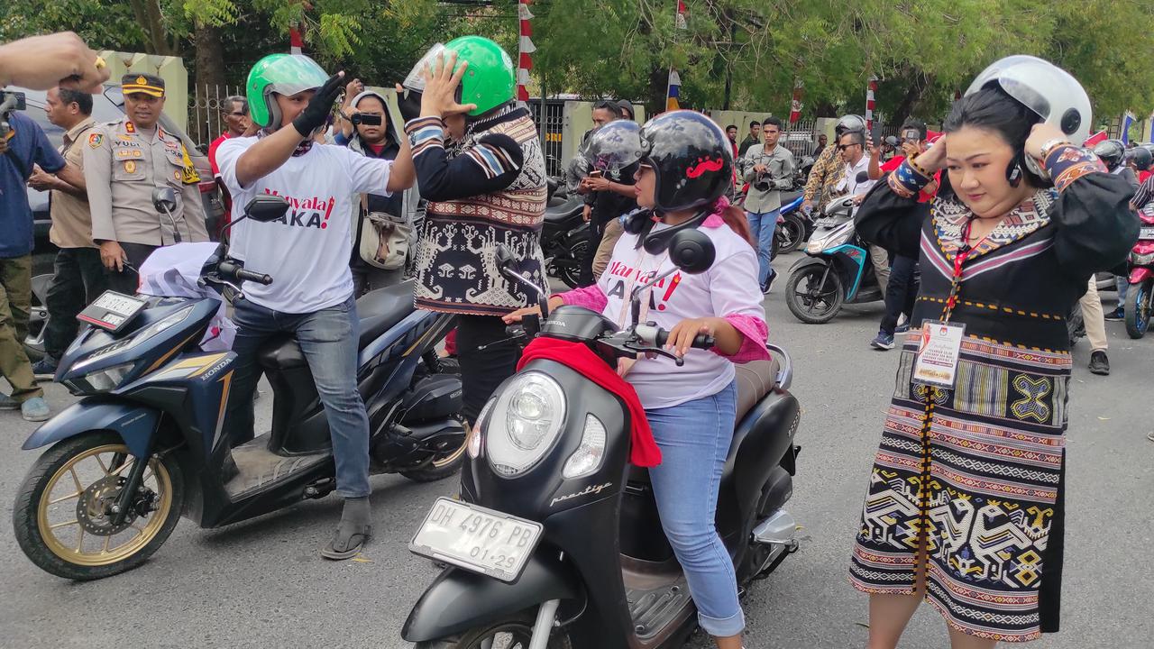 Daftar di Hari Terakhir, Paslon Ansy Lema-Jane Suryanto Naik Ojol ke KPU NTT