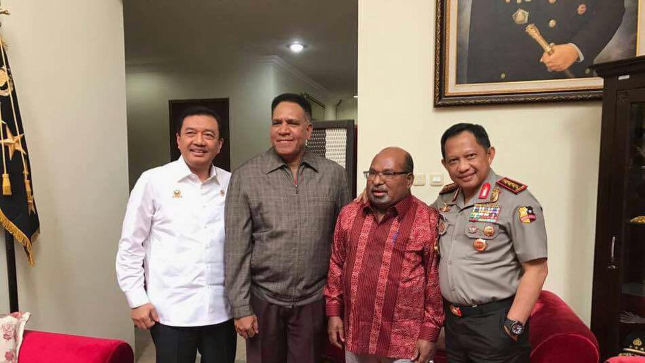 Foto antara Kapolri Jenderal Tito Karnavian, Gubernur [Papua ](3095576 "")Lukas Enembe, Kepala Badan Intelijen Negara (BIN) dan Kapolda Sumatera Utara Irjen Paulus Waterpaw beredar viral di media sosial (Istimewa)