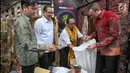 Menteri Koperasi & UKM RI Anak Agung Gede Ngurah Puspayoga (tengah) didampingi Director Corporate Affairs PT HM Sampoerna Tbk, Troy Modlin mengunjungi salah satu pelaku UKM mitra binaan dalam SETC Expo 2018 di Denpasar, (15/12). (Liputan6.com/HO/Ading)