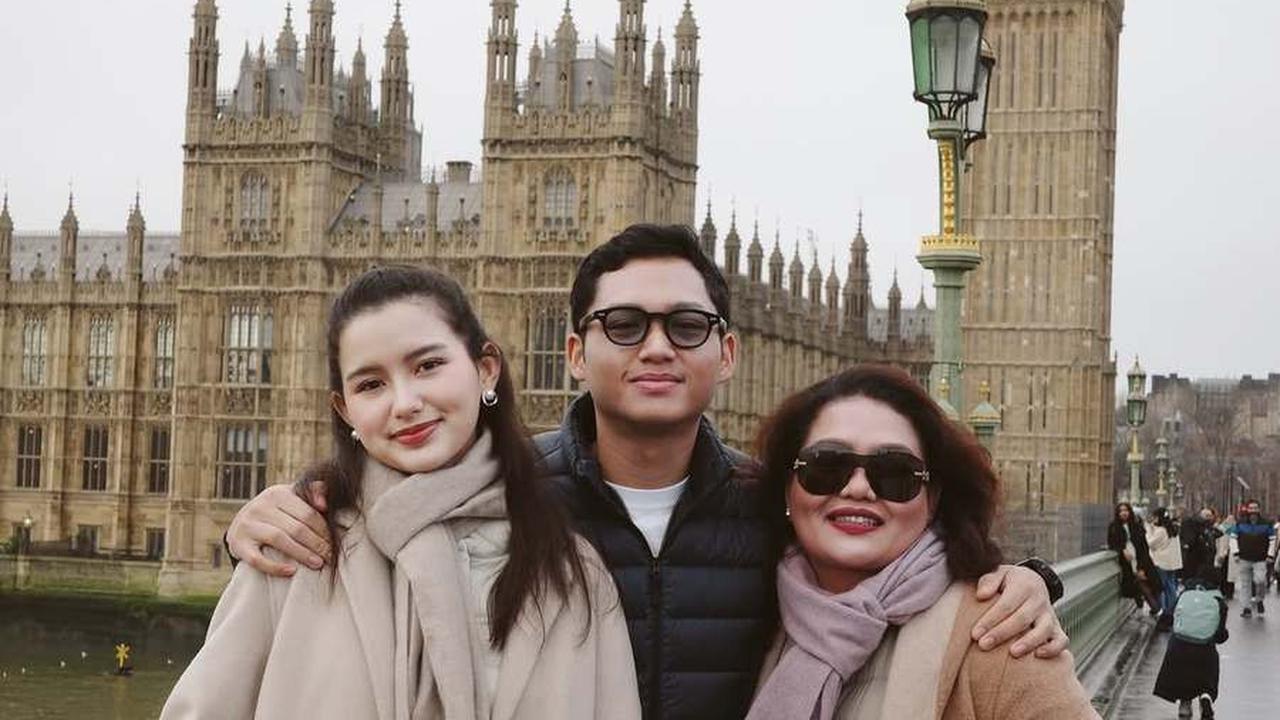 9 Potret Azriel Liburan Bareng Sarah Menzel Dari London Sampai Roma, Ketika Keluarga Besarnya Liburan di Jepang