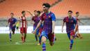 Pemain Barcelona U-18, Jan Molina Vilaseca merayakan gol kedua timnya saat laga International Youth Championship 2021 antara Barcelona U-18 melawan Atletico Madrid U-18 di Jakarta International Stadium, Jakarta, Jumat (15/04/2022). (Bola.com/Bagaskara Lazuardi)