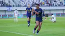 Pemain Persita Tangerang, Eber Bessa, melakukan selebrasi setelah mencetak gol ke gawang Persik Kediri dalam laga lanjutan BRI Super League 2025/2026 di Stadion Indomilk Arena, Minggu (21/12/2025) sore WIB. (Bola.com/ M Iqbal Ichsan)