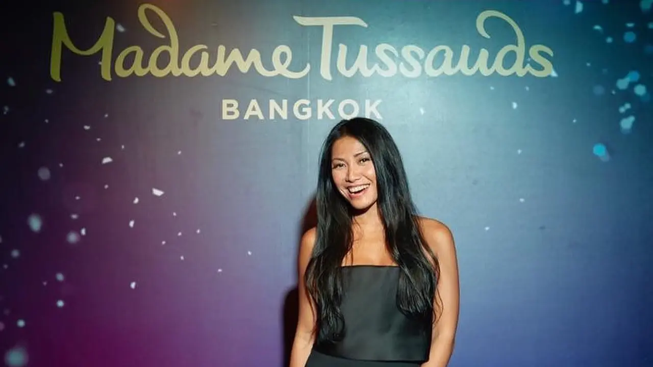 [Fimela] Anggun C. Sasmi Patung Lilin