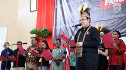 Seknas Tim Alpha Zona Papua, M.Herviano memberikan sambutan pada acara deklarasi dan pelantikan relawan Tim Alpha Zona Papua di Gedung Eme Neme Yauware, Kota Timika, Jumat (26/10). (Liputan6.com/Pool/Arif)