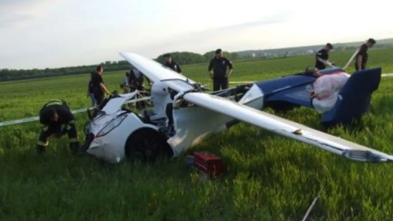 Mobil Terbang Alami Kecelakaan