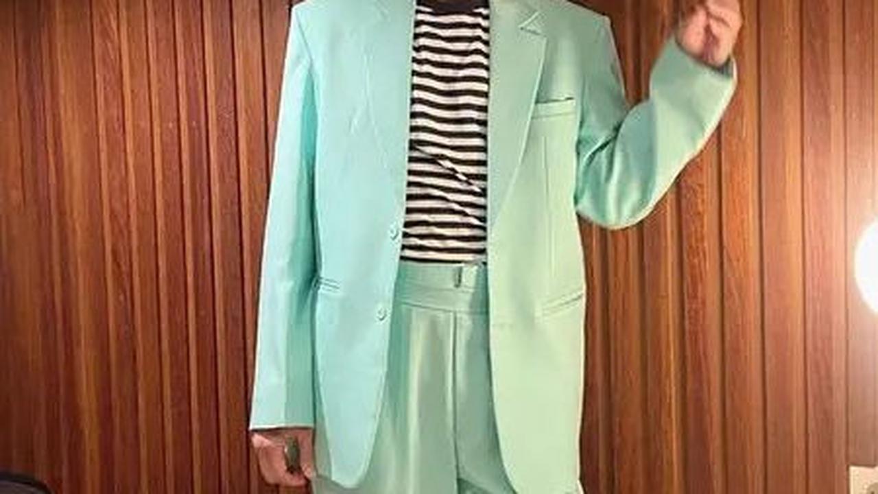 Aming memukau dengan hijau mint.