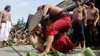 Dua orang laki-laki saling serang saat mengikuti Perang Pandan di Bali (8/6). Perang pandan adalah salah satu tradisi yang ada di Bali. Perang ini hanya boleh diikuti oleh kaum pria yang mulai menginjak usia dewasa. (AP/Firdia Lisnawati)