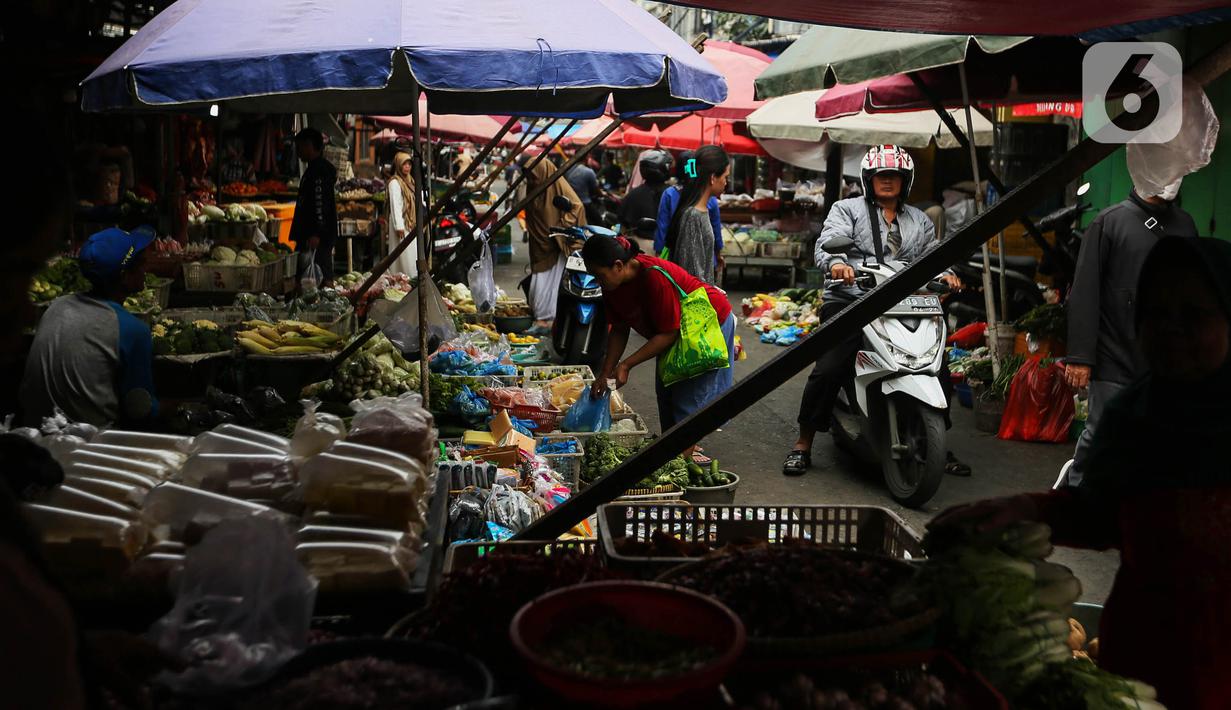 Warga berbelanja kebutuhan pangan di Pasar Kebayoran Lama, Jakarta, Rabu (21/2/2024). (Liputan6.com/Angga Yuniar)