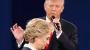 Donald Trump berbicara saat debat capres AS di Washington University, St Louis, AS, Minggu (9/10).  Pembawa acara dari CNN menyinggung soal pernyataan Trump yang melecehkan perempuan, yang langsung dibantah capres Republik itu. (REUTERS/Jim Young)