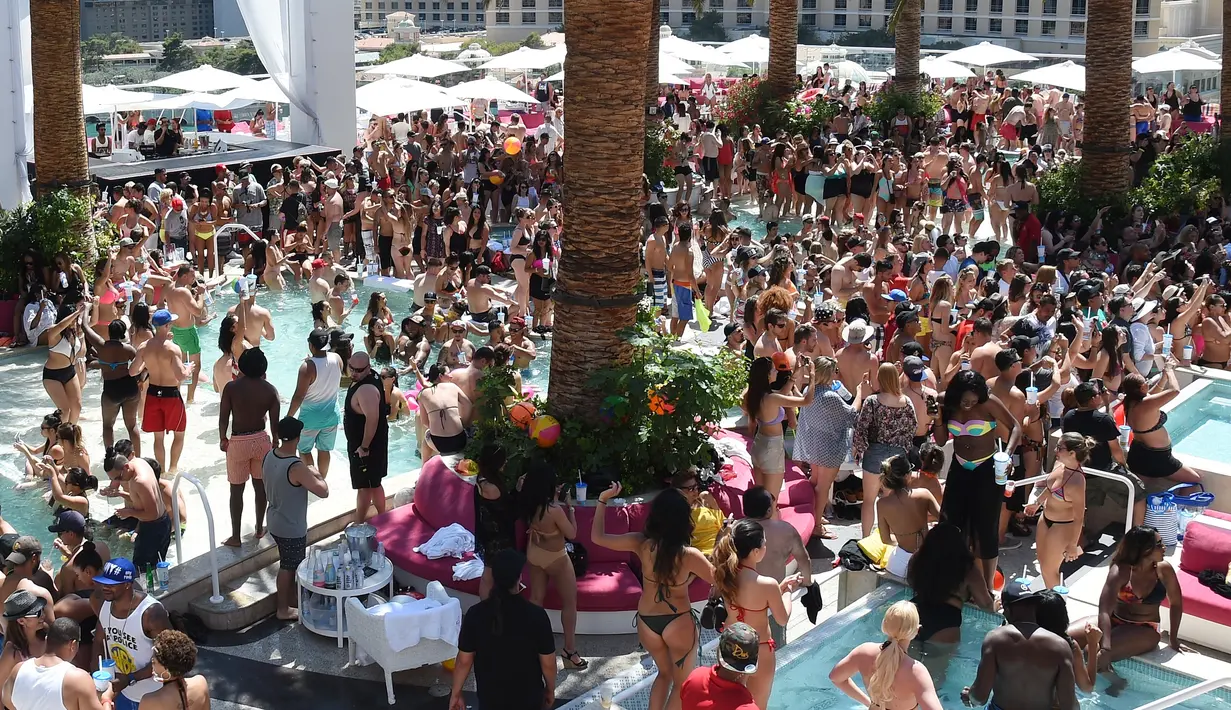 Sejumlah tamu saat menghadiri acara "Karnaval Del Sol" pesta kolam renang di Drai Beach Club - Nightclub di The Cromwell Las Vegas pada 29 Mei 2016. (Ethan Miller/Getty Images/AFP)