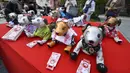 Robot peliharaan Sony Aibo dengan kostum ditampilkan dalam acara perayaan ulang tahun ketiga Aibo dan berharap kesehatan yang baik pada masa depan di Kuil Kanda, Tokyo, Jepang, Jumat (12/11/2021). (Kazuhiro NOGI/AFP)