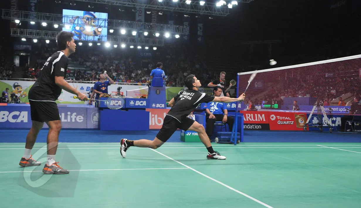 Ganda Putra, Angga Pratama/Ricky Karanda Suwardi mengembalikan kok ke arah pasangan Fu Haifeng/Zhang Nan (Tiongkok) di BCA Indonesia Open Superseries Premier 2015, Jakarta, Rabu (3/6/2015). Haifeng/Nan menang 24-22, 21-11. (Liputan6.com/Herman Zakharia)