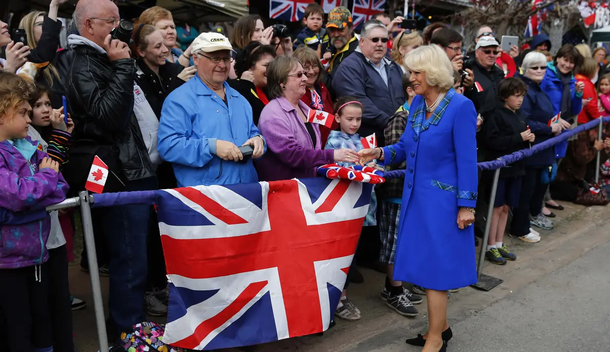 Istri Pangeran Charles, Camilla menyapa kerumunan warga yang menyambut kedatangannya ke Kanada, Senin (19/5/14). (REUTERS/Mark Blinch)