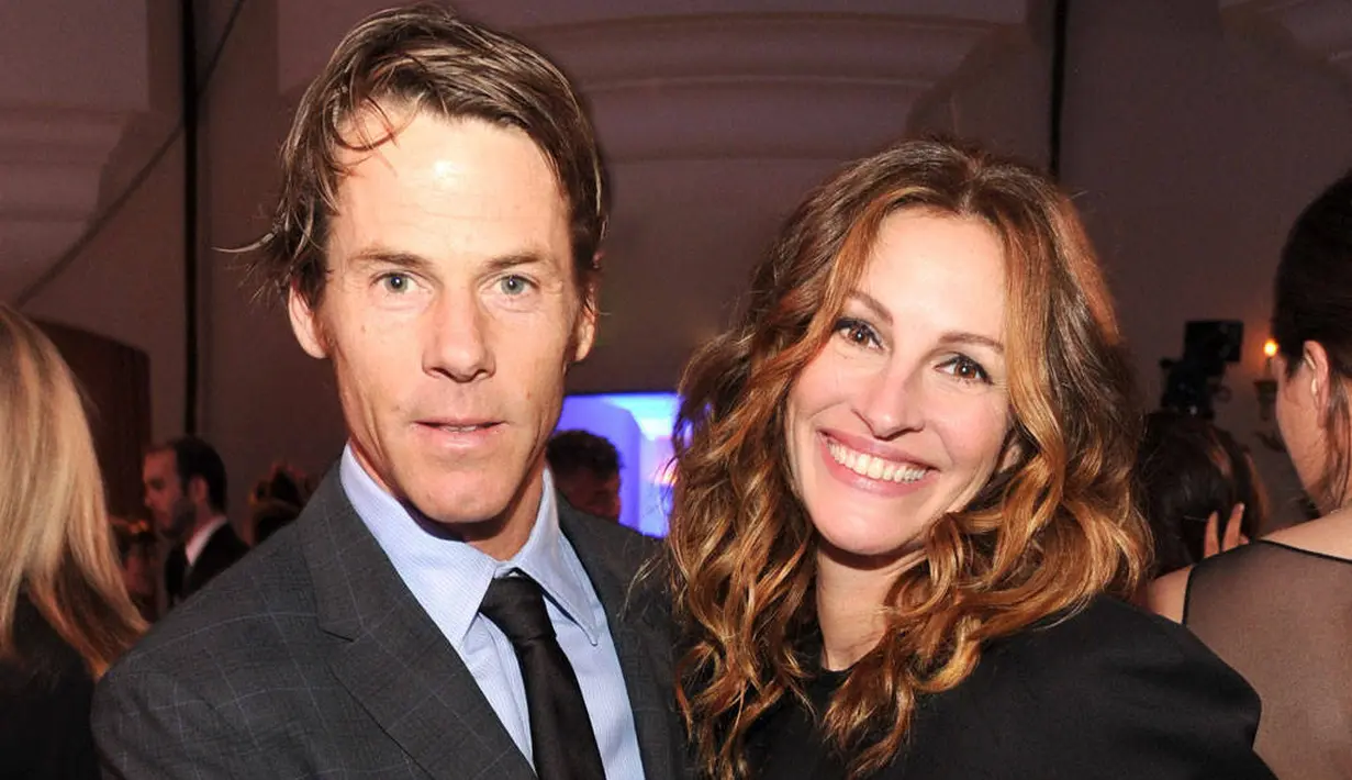 Julia Roberts pertama kali bertemu dengan Danny Moder di The Mexican karena jatuh cinta pada pandangan pertama. Danny Moder waktu itu masih menikah dengan Vera Steimberg. (E! Online)